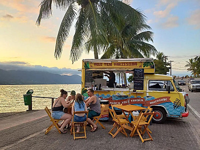 Pioneira entre os food trucks de Ilhabela, Nhackombe completa 10 anos