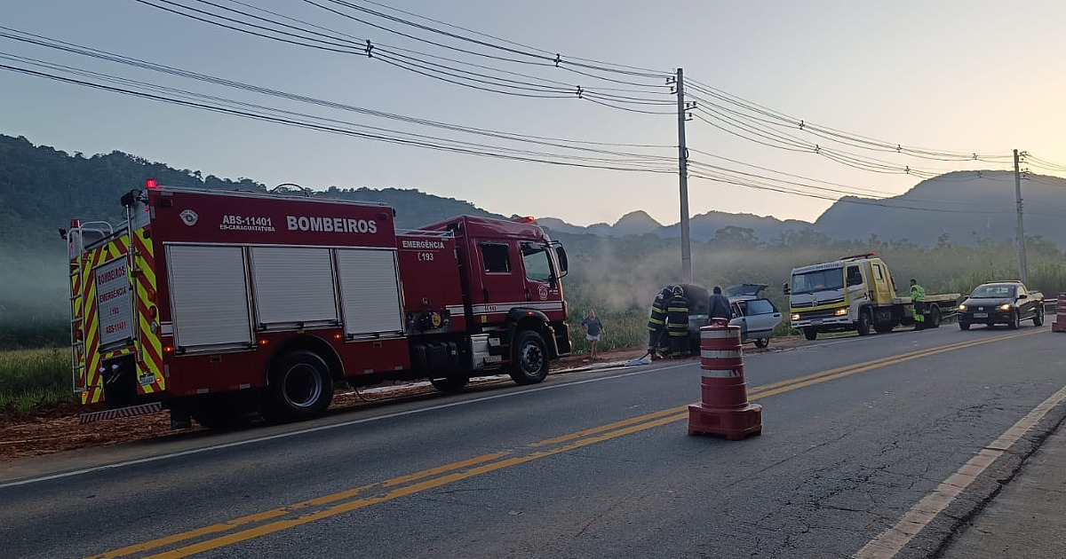 Carro pega fogo na Rodovia Rio-Santos em Caraguatatuba