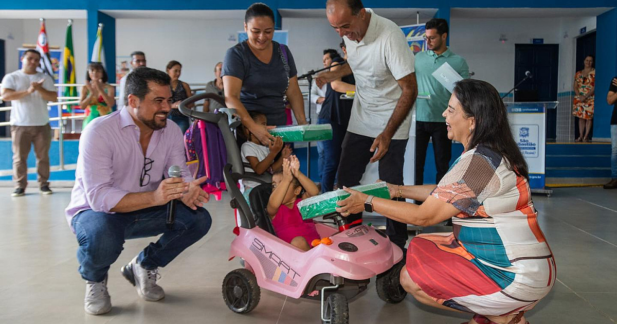Felipe Augusto fala sobre o início do ano letivo e faz entrega dos kits de material escolar nas redes municipais de ensino