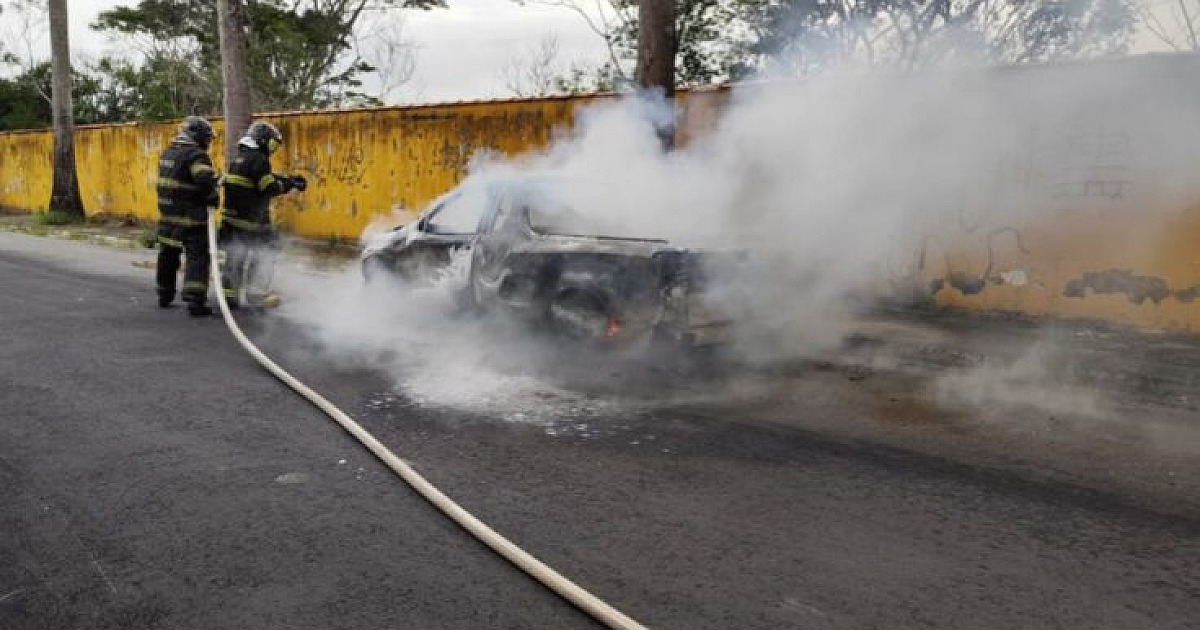 Bombeiros combatem incêndio no Jardim Aruan, em Caraguatatuba