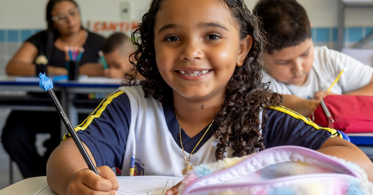 Prefeitura de São Sebastião entrega 200 mil peças de uniformes escolares para mais de 16 mil alunos da rede municipal