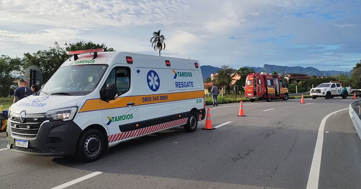 Motociclista tem perna amputada após acidente em Caraguatatuba