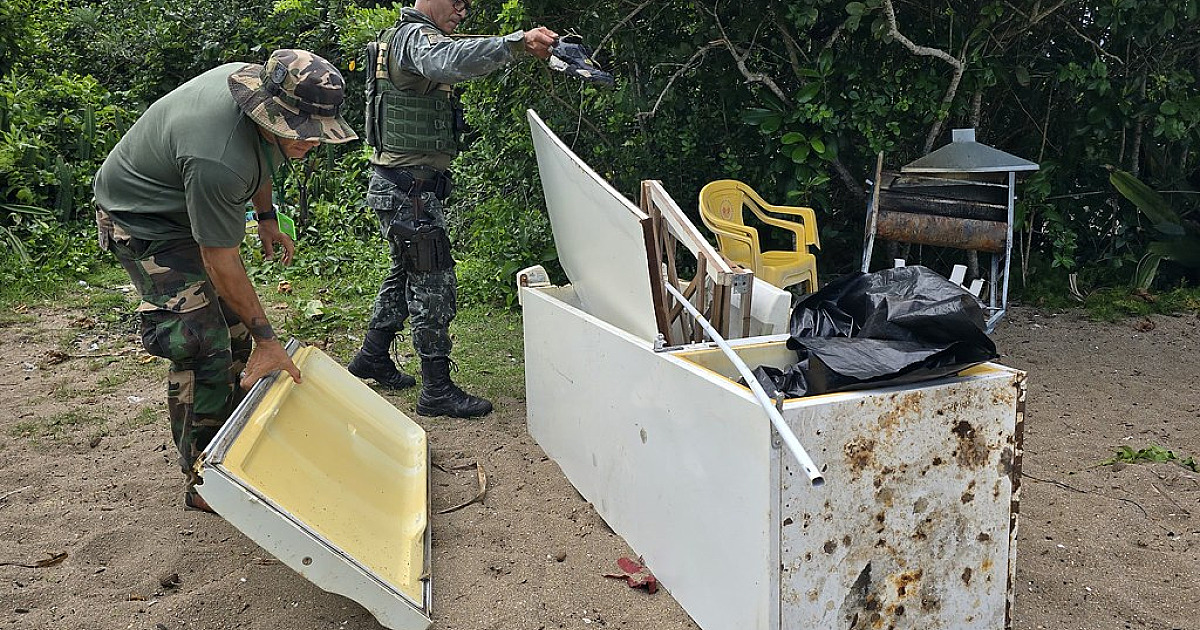 Fiscais ambientais da Prefeitura de Caraguatatuba apreendem objetos de ambulantes irregulares na Lagoa Azul