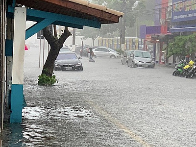 Alagamento em rua de São Sebastião.