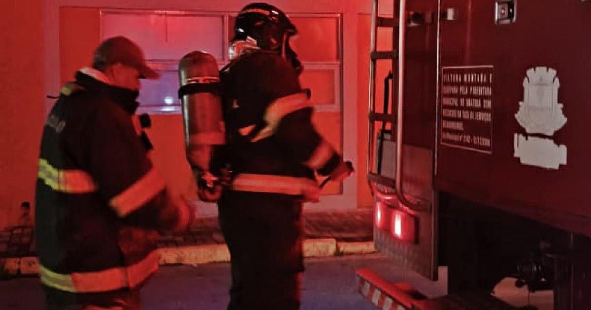 Restaurante pega fogo em Ubatuba e mobiliza bombeiros nesta segunda-feira