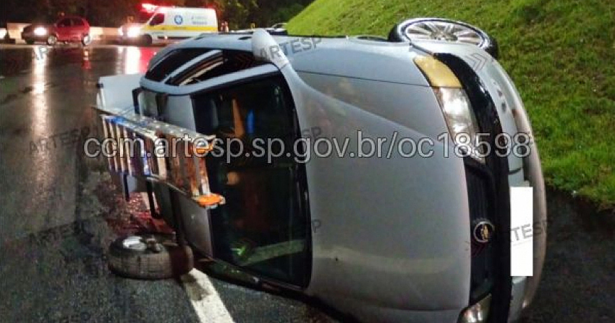 Veículo tomba na Rodovia dos Tamoios após perder controle