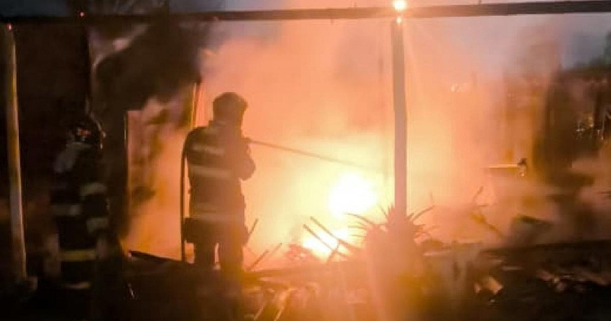 Galpão pega fogo em Caraguatatuba e ameaça casa de moradora