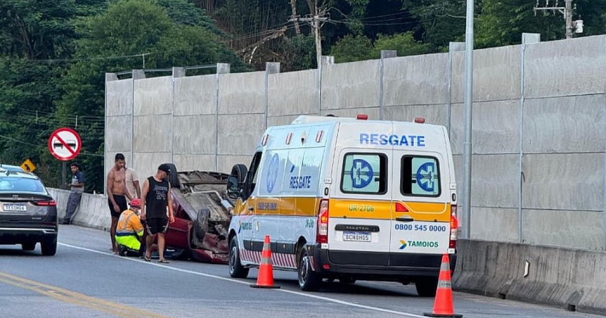 Carro capota após tentativa de ultrapassagem na Tamoios
