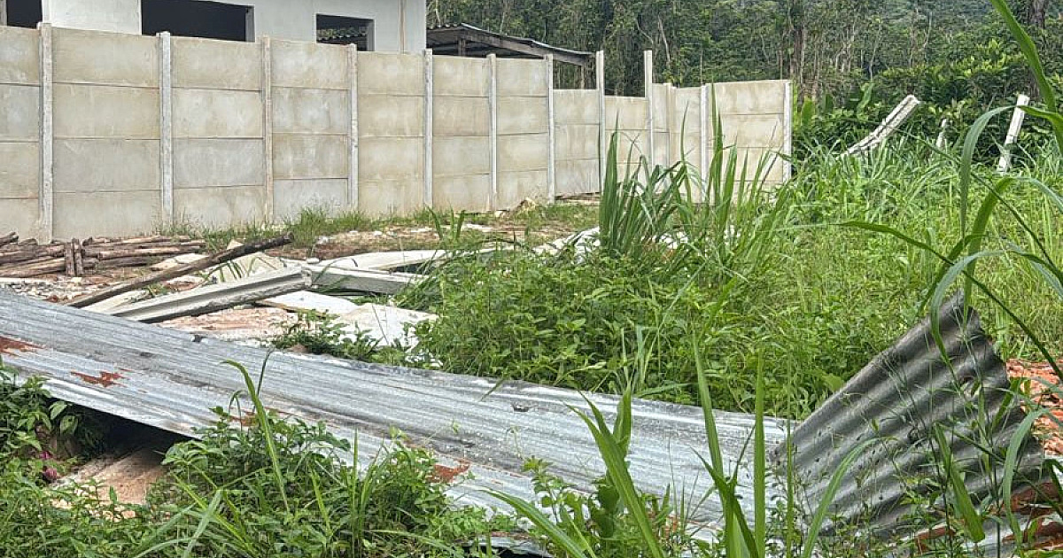 Polícia Ambiental e prefeitura derrubam construções em área de mata nativa na Barreirinha