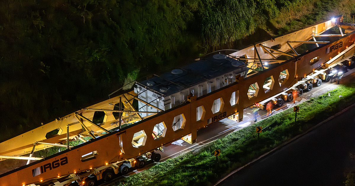 Tamoios realiza operação para passagem de carga especial pela rodovia
