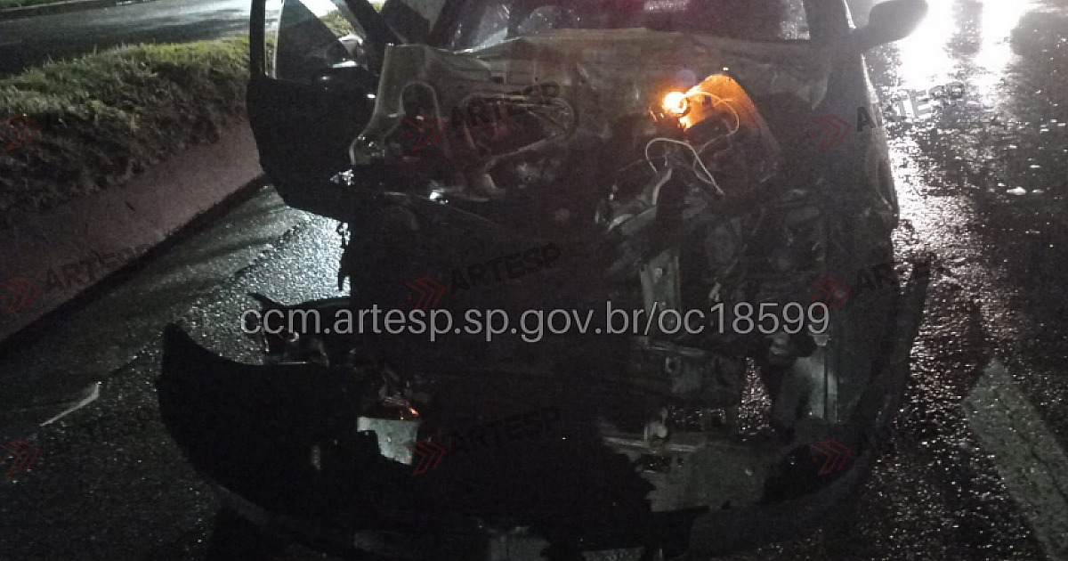 Carro e ônibus se envolvem em acidente na Rodovia dos Tamoios