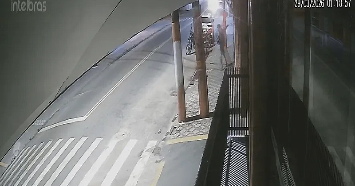 Homem é baleado no pescoço em frente a restaurante em Ubatuba
