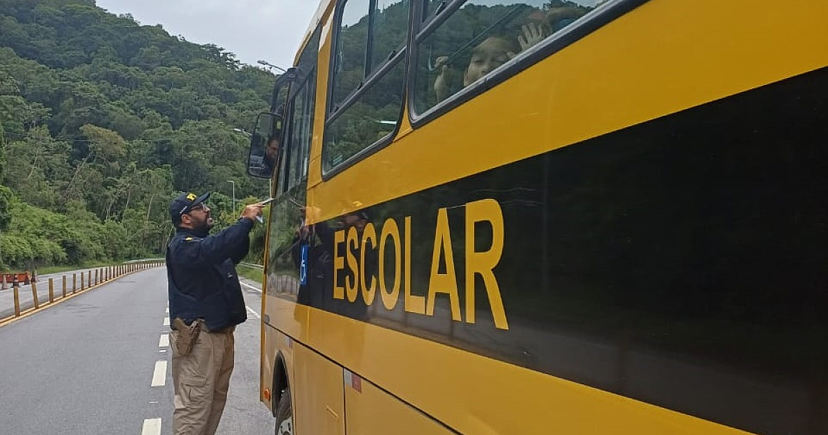 PRF reforça fiscalização de transporte escolar em Ubatuba
