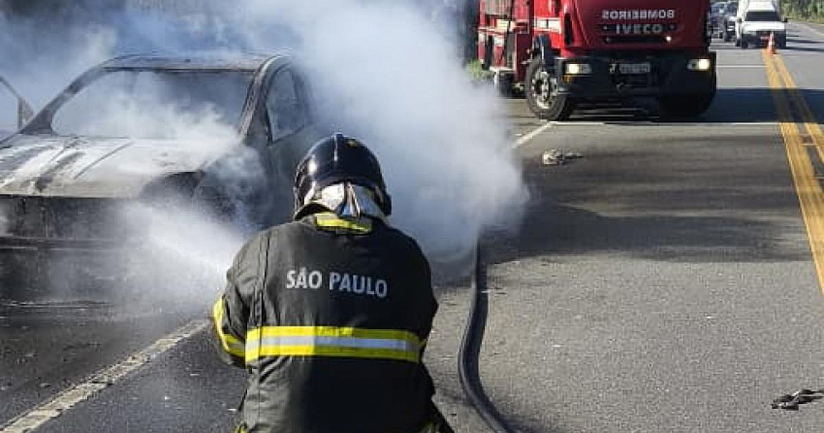Carro é atingido por incêndio na Oswaldo Cruz em Ubatuba