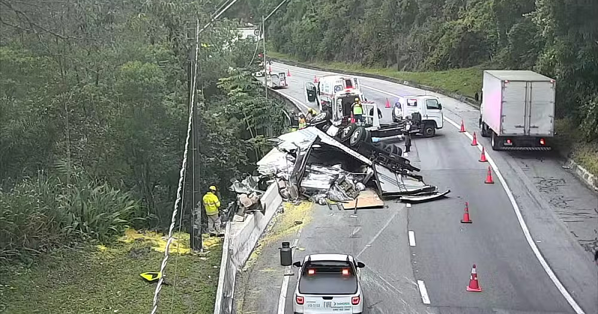 Dois acidentes com caminhões provocam interdições na rodovia dos Tamoios nesta quarta-feira