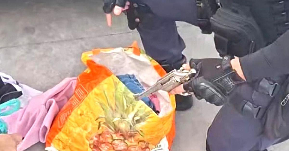 Casal é preso pela GCM com arma escondida em sacola de roupas