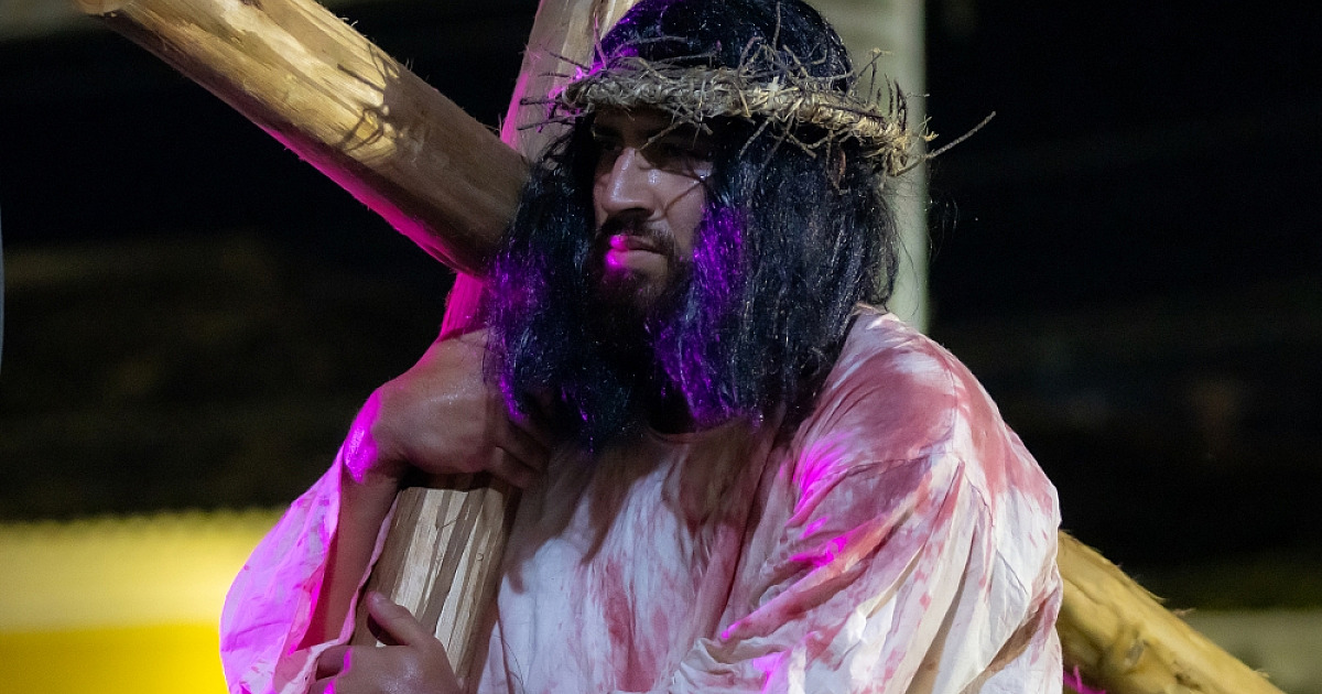 Encenação da Paixão de Cristo movimenta Sexta-feira Santa, na Praça da Matriz
