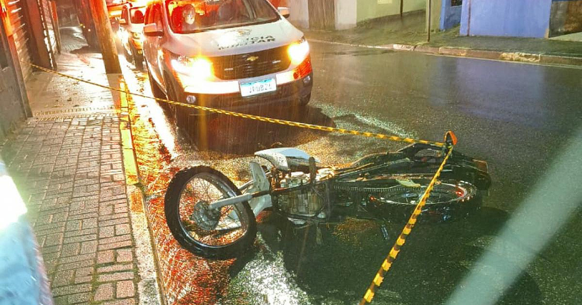 Motociclista morre após bater em muro em rua de Ilhabela