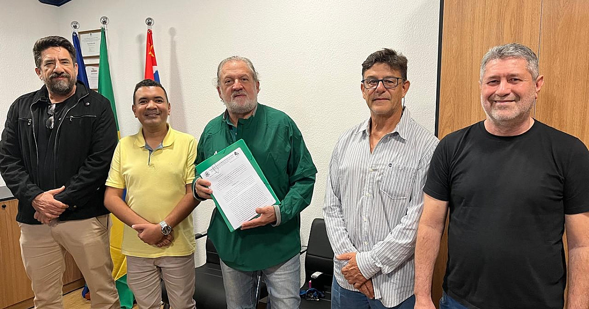 Toninho Colucci entrega projeto da LDO 2027 à Câmara Municipal