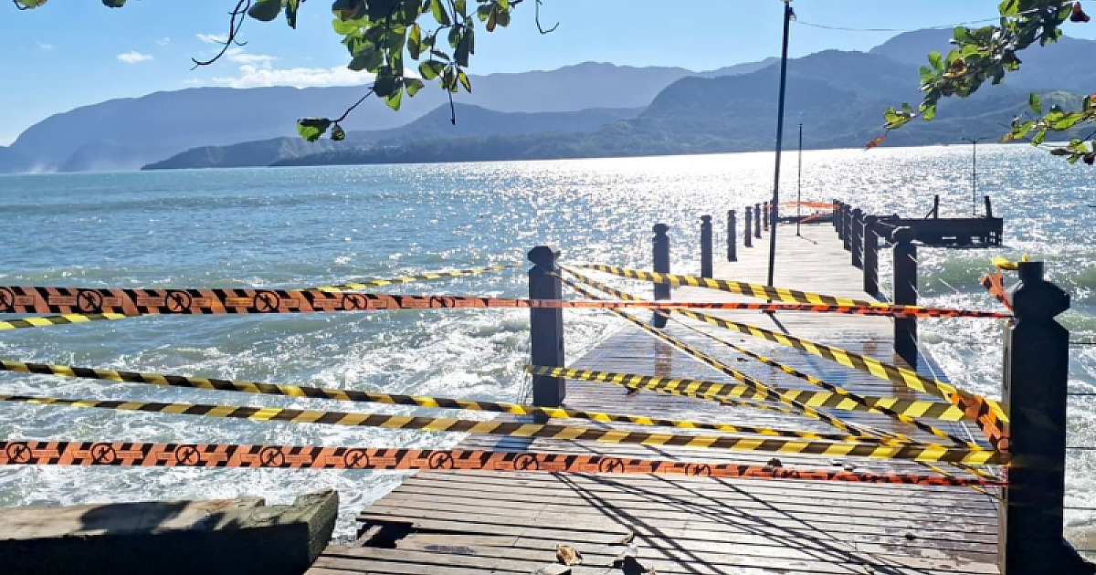 Defesa Civil interdita Píer do Portinho em Ilhabela após ressaca