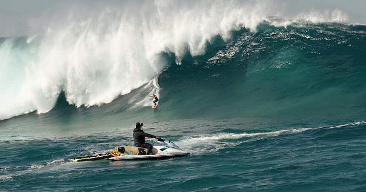 Surfista bate recorde com maior onda já surfada por uma mulher no Brasil