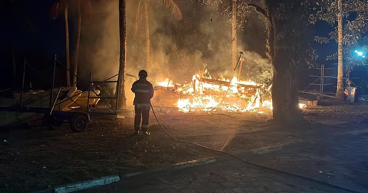 Embarcação fica destruída após incêndio em Caraguatatuba