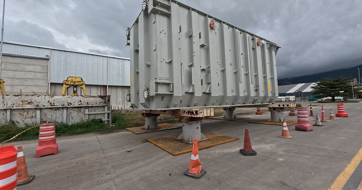 Porto de São Sebastião recebe mega transformador de 845 toneladas em operação inédita em SP