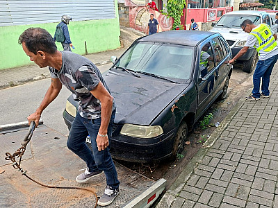 Além da remoção, os veículos abandonados foram multados em mais de R$ 2 mil.