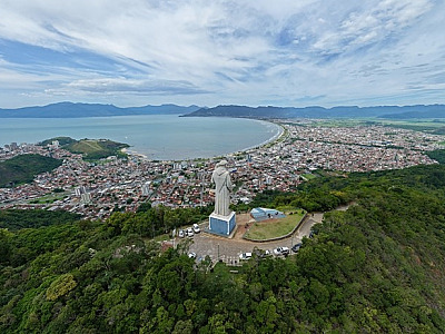A Missa Campal no Morro Santo Antônio é um dos momentos mais aguardados da programação religiosa.