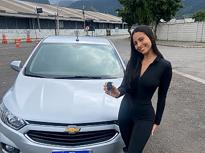 Mãe solo de Ilhabela conquista o primeiro carro após qualificação e novos desafios.