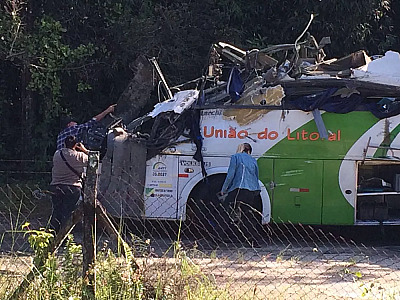 Ônibus que transportava 35 pessoas de Mogi das Cruzes para São Sebastião capotou no km 84 da rodovia, na divisa entre Mogi e Bertioga.