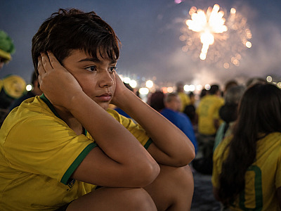 A medida está prevista na Lei Municipal nº 3.018/2023, que proíbe a fabricação, comercialização, armazenamento, transporte e soltura de fogos de artifício com efeitos sonoros ruidosos.