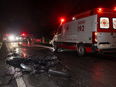 Colisão entre motocicletas exigiu atuação simultânea de quatro viaturas; ambulância foi atingida durante o atendimento, sem feridos entre os profissionais.