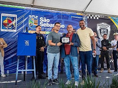 Reinaldinho e Reis entregam homenagem a Juan pela implantação da GCM no município.