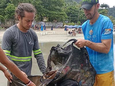 Recolhimento de lixo na praia mar.