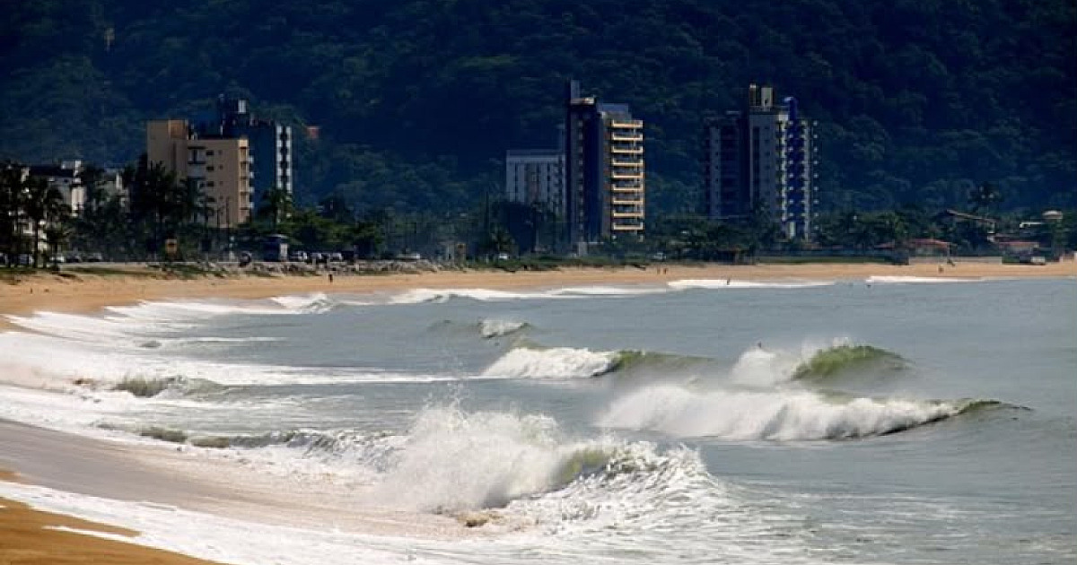Pescador evita tragédia e salva pai e os dois filhos em praia de Caraguá