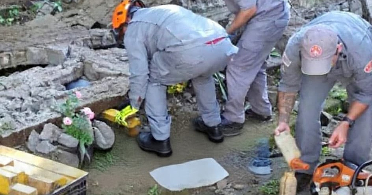 Muro desaba no Jardim Califórnia, idoso é reanimado e morre horas depois no hospital em Caraguá