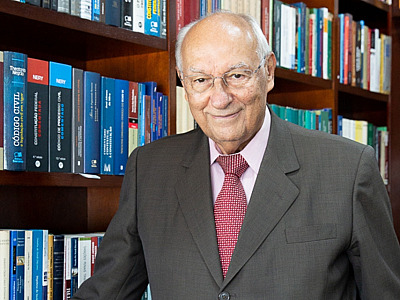 Dr. Ives Gandras Martins.