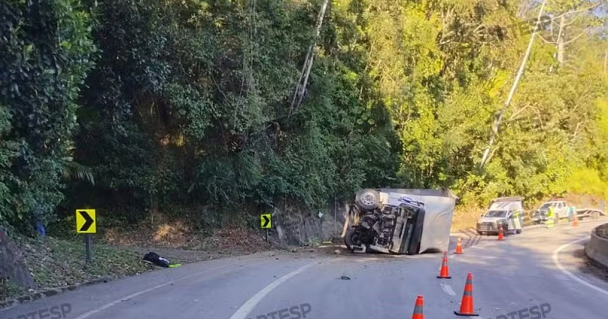 Caminhão tomba após bater em barreira na Rodovia dos Tamoios, em Paraibuna