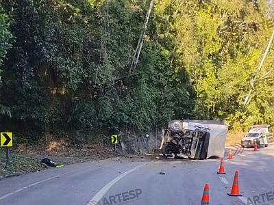 O acidente aconteceu por volta das 8h, na altura do km 78, no sentido sul, em direção ao litoral.