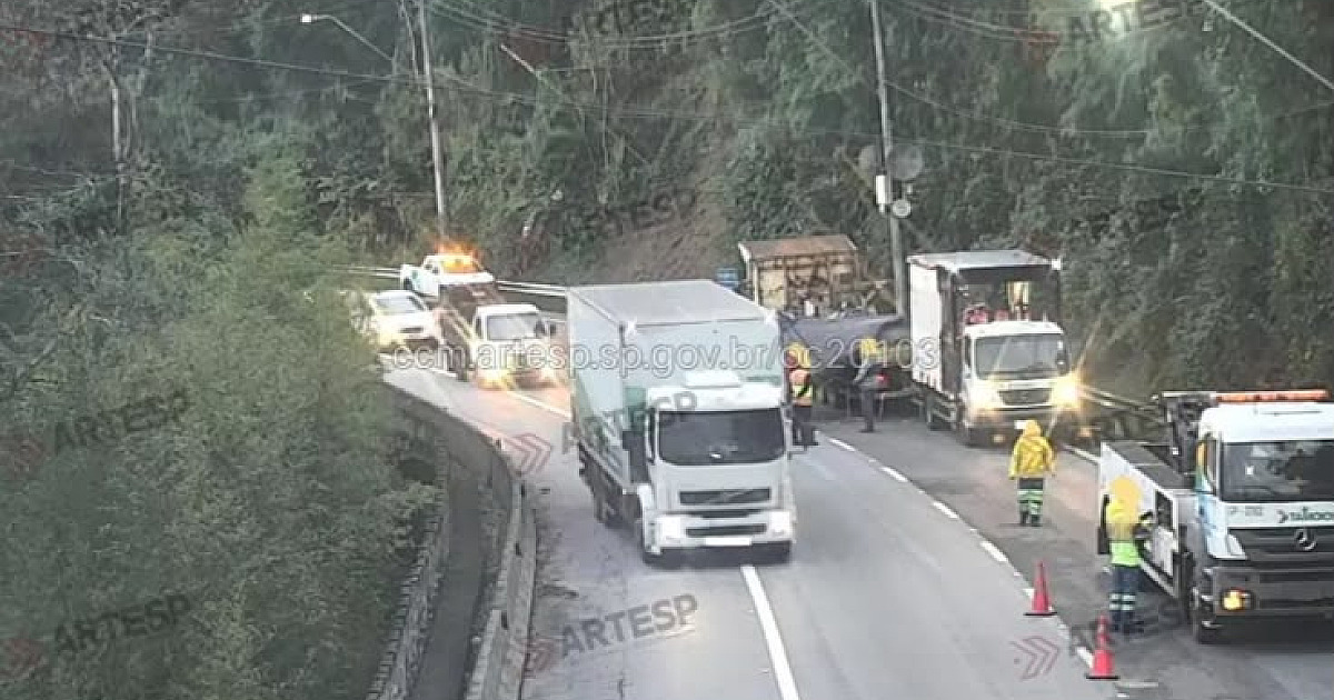 Queda de carga de caminhão bloqueia faixas da Rodovia dos Tamoios