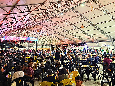 Todos os dias, a partir do meio-dia, o público pode saborear pratos à base do crustáceo e outras especialidades da culinária regional.