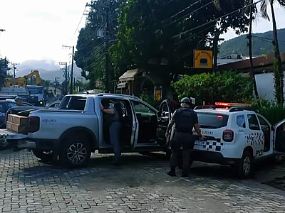 Os dois suspeitos foram abordados e presos em Camburizinho.