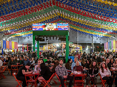Ao todo, o evento conta com mais de 50 estandes que oferecem comidas típicas, doces, bebidas e diversas opções gastronômicas.