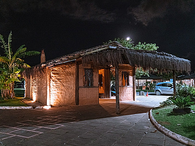 A exposição apresenta peças autorais inspiradas na cultura caiçara e na identidade do Litoral Norte paulista.