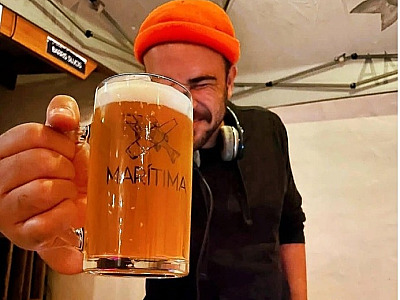 A Cervejaria Marítima é apresentada como a única fábrica de cerveja autoral do Litoral Norte paulista.