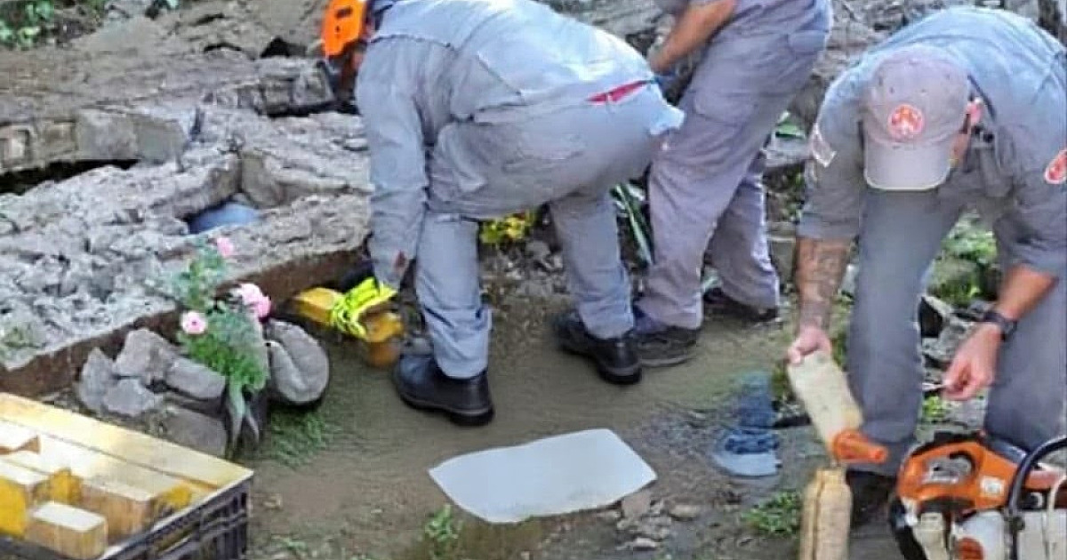 Muro desaba e deixa idoso de 70 anos gravemente ferido no centro de Caraguá