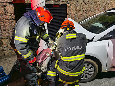 Segundo o Corpo de Bombeiros, a mulher apresentava um ferimento no braço direito.